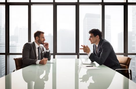 Conversación uno a uno en una sala de reuniones